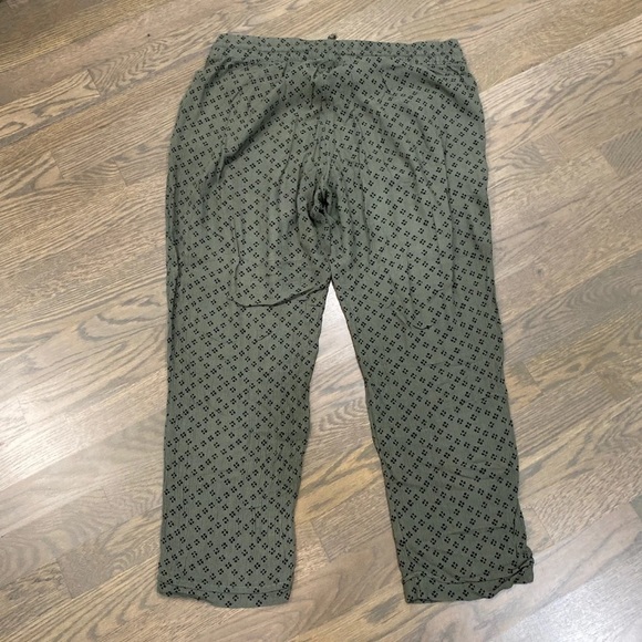 Old navy print silky pattern pants size m - Picture 3 of 3
